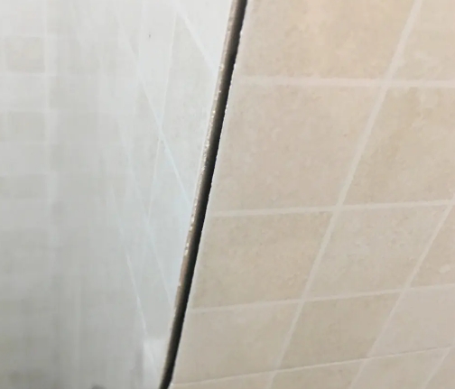沧县瓷砖空鼓维修公司分享阳台瓷砖脱落的修复过程可以分为以下几个步骤
