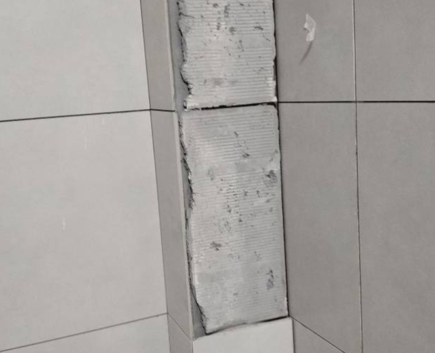 沧县瓷砖空鼓维修公司分享下瓷砖施工前基层浇水润湿程度不足，可能导致以下问题