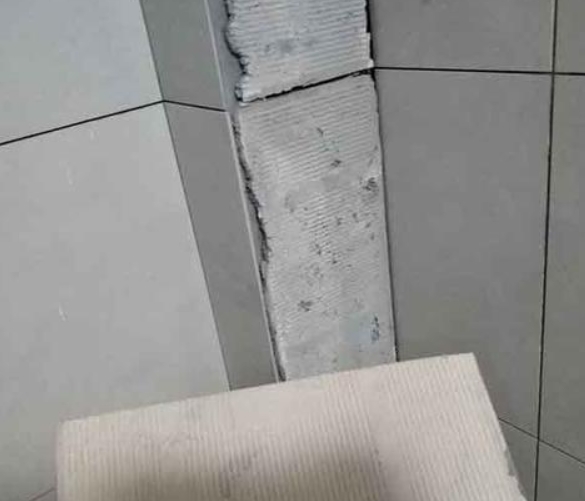 沧县瓷砖空鼓维修公司分享下厨房瓷砖脱落的补救措施。